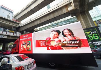 สุดต๊าช! ถ่ายรูปประชันณเดชน์-ญาญ่ากับเนสกาแฟ Moveable 4D Experience โฆษณาเคลื่อนที่สี่มิติครั้งแรกในเมืองไทย