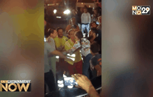 “แบรด พิตต์” สวมบทฮีโร่ ช่วยเด็กสาวถูกฝูงชนเบียดติดรั้ว