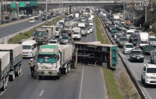 รถบรรทุกหินพลิกคว่ำ จ.ปทุมธานี