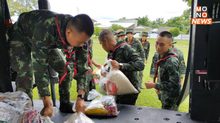 กองทัพบก ส่งเฮลิคอปเตอร์ ลำเลียงถุงยังชีพช่วยเหลือผู้ประสบอุทกภัยที่ถูกตัดขาดใน อ.เวียงป่าเป้า จ.เชียงราย      