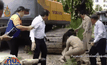 ระทึก! นายกเทศมนตรีคลองหลวง ถูกแบคโฮถอยทับข้อเท้า