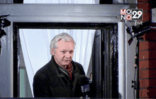 ผู้ก่อตั้งวิกิลีกส์ระบุพร้อมมอบตัวกับตำรวจ