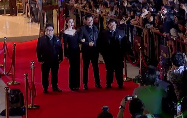 นักแสดง ภาพยนตร์ โอเวอร์ไซด์ ทลายพุง เดินพรมแดง ในงานประกาศผลรางวัล MThai Top Talk-About 2017