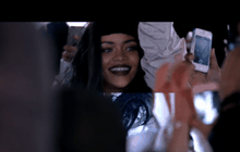 Rihanna พุ่งใส่กลุ่มแฟนคลั่งแบบไม่เกรงกลัวใน Goodnight Gotham