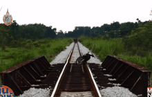 รถไฟใต้โกลาหล พบ จยย.จอดทิ้งกลางราง