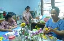 ประดิษฐ์ดอกดาวเรืองจากดิน สื่อถึงความจงรักภักดี