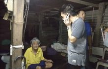 เร่งช่วยเหลือยายวัย 84 ปี ก่อนน้ำจะท่วมบ้าน