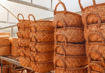 กระเป๋าผักตบชวาสาน ของดีอำเภอเมืองอ่างทอง โด่งดังระดับประเทศ