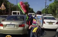 สารพัดสินค้าเร่ขายกลางสี่แยกในฟิลิปปินส์