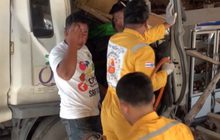 รถพ่วงพุ่งชนร้านค้าคนขับได้รับบาดเจ็บ