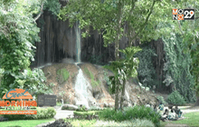 นักท่องเที่ยวเล่นน้ำตกภูซาง น้ำตกอุ่นแห่งเดียวในไทย