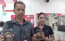 ชาวสตูล แห่ซื้อสายรัดข้อมือ “จะเป็นลูกที่ดีของพ่อตลอดไป”