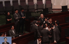 ศาลฮ่องกงตัดสิทธิ์สมาชิกสภานิติบัญญัติ  2 คนที่ต่อต้านจีน