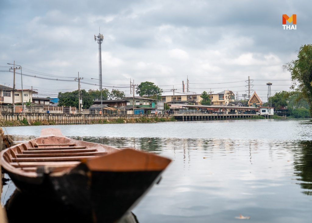 ริมแม่น้ำ