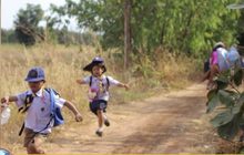 สีสันวันครู นักเรียนวิ่งป่าราบ