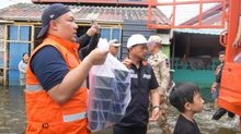 มท.2 “พลพีร์” นำทีมมหาดไทยพร้อมลูกชาย ส่งมอบอาหารพร้อมทาน 6,000 ชุด ชาวชุมชนเคหะร่มเกล้า