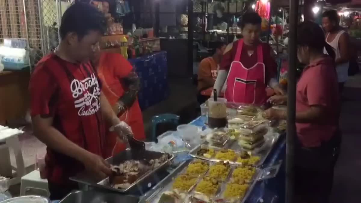 ตำรวจเมืองคอน ช่วยเมียทำข้าวกล่องขายในตลาดหารายได้เสริม