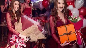 หนุ่มๆ แห่ส่งของขวัญ ไฮโซม่านฟ้า ฉลองวันเกิด ดอกไม้ช่อโต แอร์เมสเพียบ!!