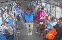 ชายชาวจีนออกกำลังกายบนรถบัส