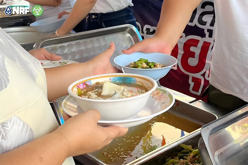 แจกอาหาร