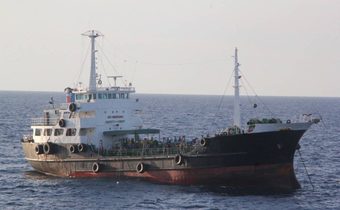 “กองทัพเรือ” สกัดเรือบรรทุกน้ำมันต้องสงสัยกลางอ่าวไทย เอี่ยวลำเลียงยุทธปัจจัยส่งกัมพูชา