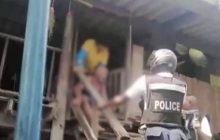 ตร.เข้าเจรจาชายอาละวาดถือมีดจนยอมไป รพ.