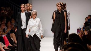 จากข้าราชการกินเงินเดือน ผันตัวเองมาสู่ ดีไซเนอร์ระดับโลก “เมธาวี อ่างทอง”