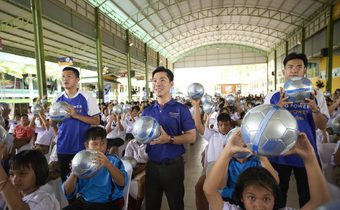 คิง เพาเวอร์ จัดขบวนคาราวานยิ่งใหญ่! แจกลูกฟุตบอลทั่วประเทศ