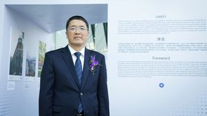 นิทรรศการภาพถ่ายเยาวชนจีน-ไทย จัดโดยมหาวิทยาลัยวิทยาศาสตร์และเทคโนโลยีหัวจง (HUST) และสำนักงานส่งเสริมเศรษฐกิจดิจิทัล (depa) ฉายภาพความสำเร็จของเยาวชนทุน ODOS เปิดให้ชมที่ ICONSIAM วันนี้ – 18 ม.ค. 69