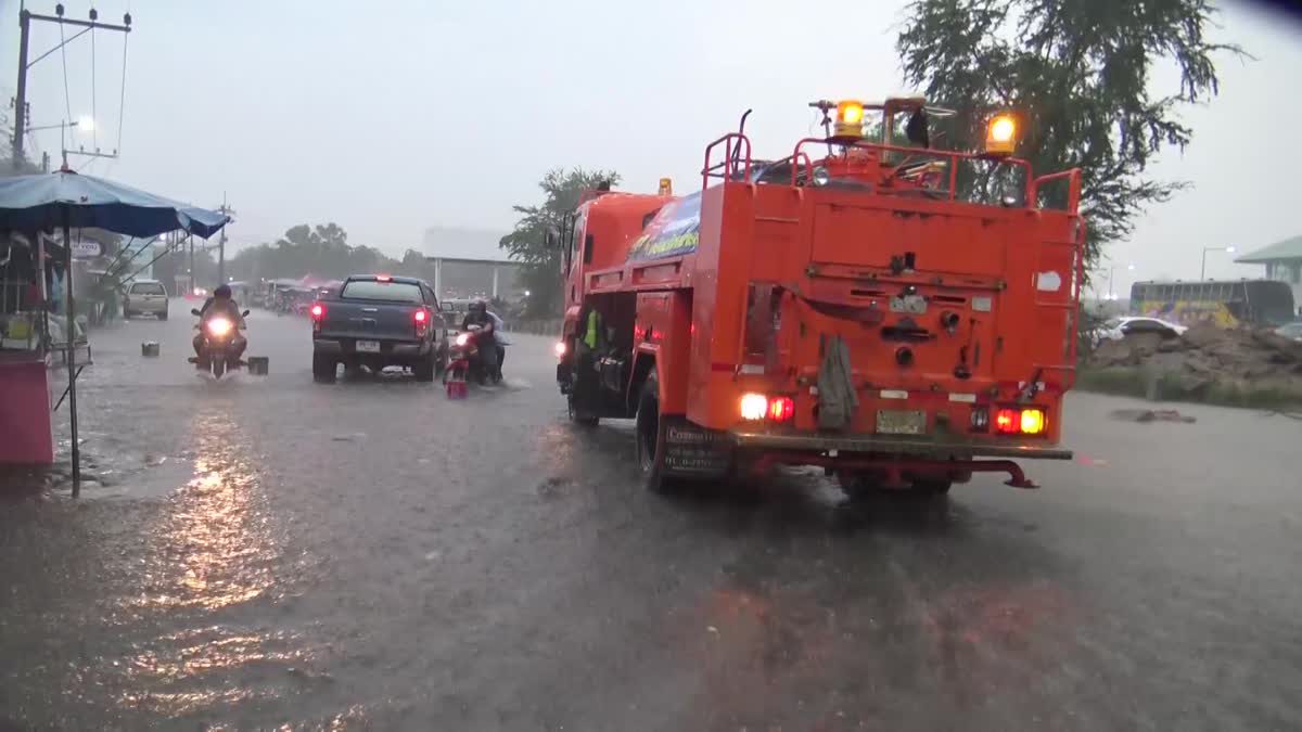 น้ำท่วมถนนหลายสายในเขตเทศบาลนครสงขลา หลังเกิดฝนตกหนัก