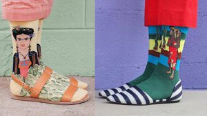 ใครว่า ถุงเท้า จะใส่กับรองเท้าผ้าใบได้อย่างเดียว มาดู ถุงเท้าลายศิลปะก้องโลก กับแฟชั่นสุดเก๋