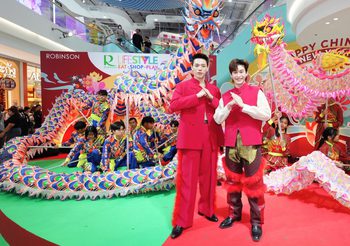 ศูนย์การค้าโรบินสันไลฟ์สไตล์ และห้างโรบินสัน แท็กทีม ต้าห์อู๋-ออฟโรด จุดปะทัดฉลองตรุษจีนยิ่งใหญ่ในงาน “ROBINSON LIFESTYLE & ROBINSON HAPPY CHINESE NEW YEAR 2024”