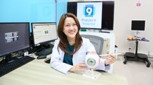เห็นจุดดำลอยวูบวาบ อย่านิ่งนอนใจ อาจไม่ใช่แค่สายตาพร่ามัว แพทย์เตือนระวัง “โรควุ้นตาเสื่อม” ภัยเงียบของคนวัย 50+ เสี่ยงจอตาฉีกขาดหลุดลอก