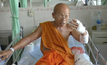 พิทบลูเกือบ 10 ตัว รุมกัดพระสงฆ์ขณะเดินบิณฑบาตร