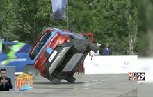 การแสดงขับรถยนต์ไฟฟ้าผาดโผนในจีน