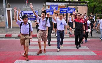 สสส. ร่วมกับ ภาคีเครือข่าย จัดกิจกรรม “Back to school ยกมือข้ามถนน หยุดรถให้คนข้ามทางม้าลาย”