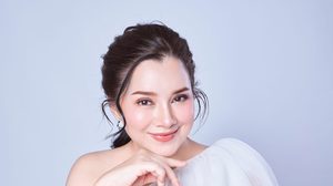 “พาเมล่า เบาว์เด้น” โชว์ใบหน้าล่าสุด “สวยฉ่ำ” แบบปังๆ เผยเป็นตัวเองในเวอร์ชั่นที่ดีขึ้น..กับประติมากรรมปั้นหน้าย้อนวัย “ไม่ดึง ก็ตึงได้”