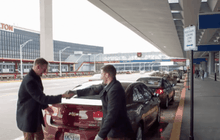 สองค่ายยักษ์เตรียมสร้างหนัง “อูเบอร์-แท็กซี่” พร้อมกันโดยบังเอิญ