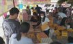 ประชาชนแห่ซื้อไข่ไก่หน้าฟาร์มราคาถูก จ.นครปฐม