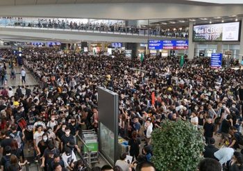 สนามบินฮ่องกง ให้บริการตามปกติอีกครั้งแล้ว หลังปิดจุด Check-in หนีการชุมนุม