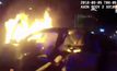 ตำรวจสหรัฐฯ ช่วยคนติดในรถที่กำลังไฟไหม้