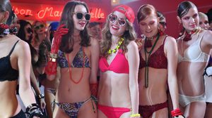 แซ่บเวอร์!! ศรีริต้า เจนเซ่น พาสาวๆมาปาร์ตี้ใน ชุดว่ายน้ำ และ ชุดชั้นใน สุดเซ็กซี่