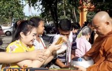 พุทธศาสนิกชนร่วมตักบาตรเทโวคึกคัก