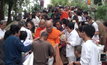 พุทธศาสนิกชนทั่วไทยทำบุญตักบาตรเทโว