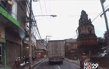 สิบล้อเกี่ยวสายไฟ ขาดร่วงกลางถนน