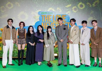 “จา-เต้” นำทีมนักแสดงร่วมส่งท้ายตัวละคร พร้อมชวน “แฟนคลับคนพิเศษ” รับชมตอนจบซีรีส์ในงาน “iQIYI Original The Love Never Sets Final EP : The Red Sunflower”