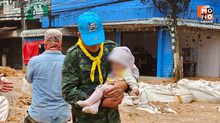 กองทัพบก เร่งอพยพช่วยเหลือผู้ประสบอุทกภัยในพื้นที่ อ.แม่สาย จ.เชียงราย ไปยังพื้นที่ปลอดภัย หลังสถานการณ์อยู่ในระดับ “สีแดง”