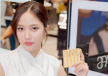 ฟรีน สโรชา ร่วมพาทุกคนเผยซัมเมอร์ลุคอันร้อนแรง THE HOT ESCAPE COLLECTION TAKE SHADE