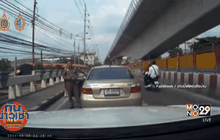 แชร์ว่อน 2 ข้าราชการ ปาดหน้าหาเรื่องกลางถนน
