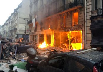 เหตุระเบิดในร้านเบเกอรี่ในกรุงปารีสพบเพลิงลุกโชนเจ็บ 20 คน
